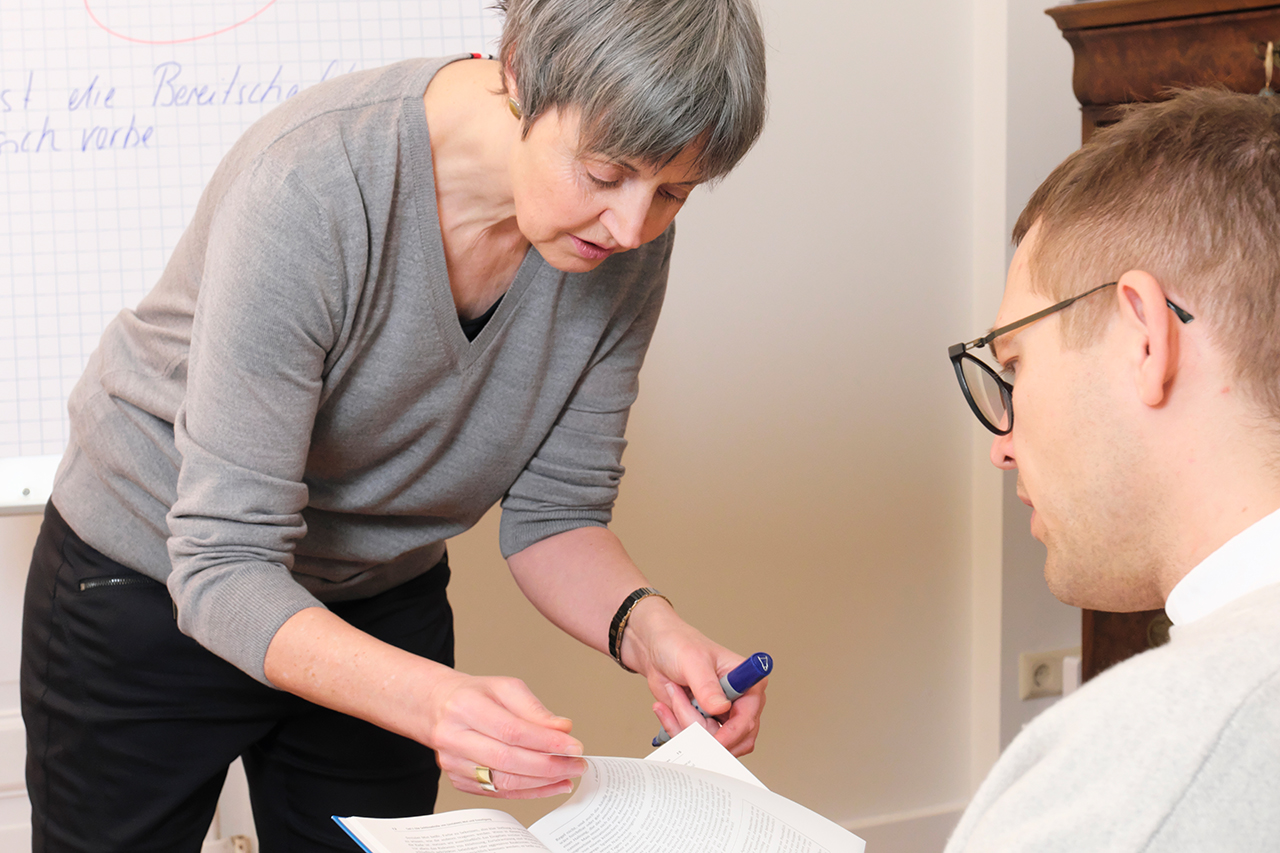 Sitzkreis in der Ausbildung «Individualpsychologischer Berater ADI®» Teilnehmende der Ausbildung «Individualpsychologischer Berater ADI®» diskutieren engagiert