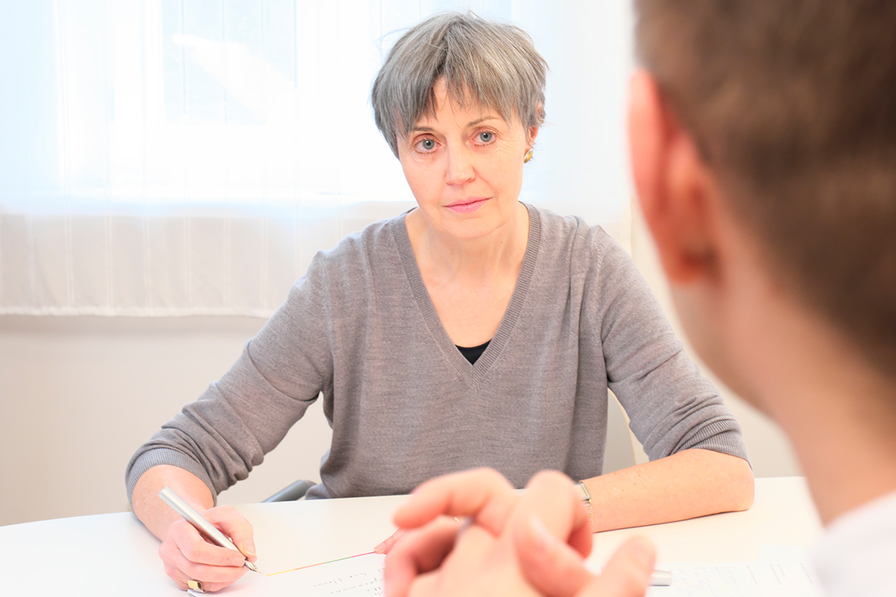Bei unserem Beratung / Coaching stehen Sie im Mittelpunkt Eine geöffnete Tür, weiss angestrichen