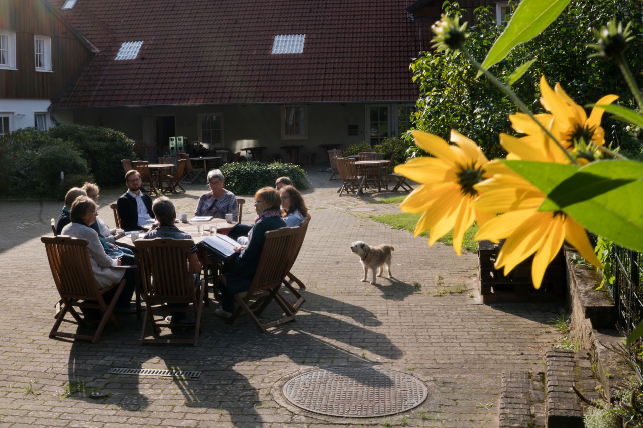 Heilpraktiker-Psychotherapie Teilnehmerinnen einer Heilpraktiker-Psychotherapie-Ausbildung bei der Arbeit an der Sonne