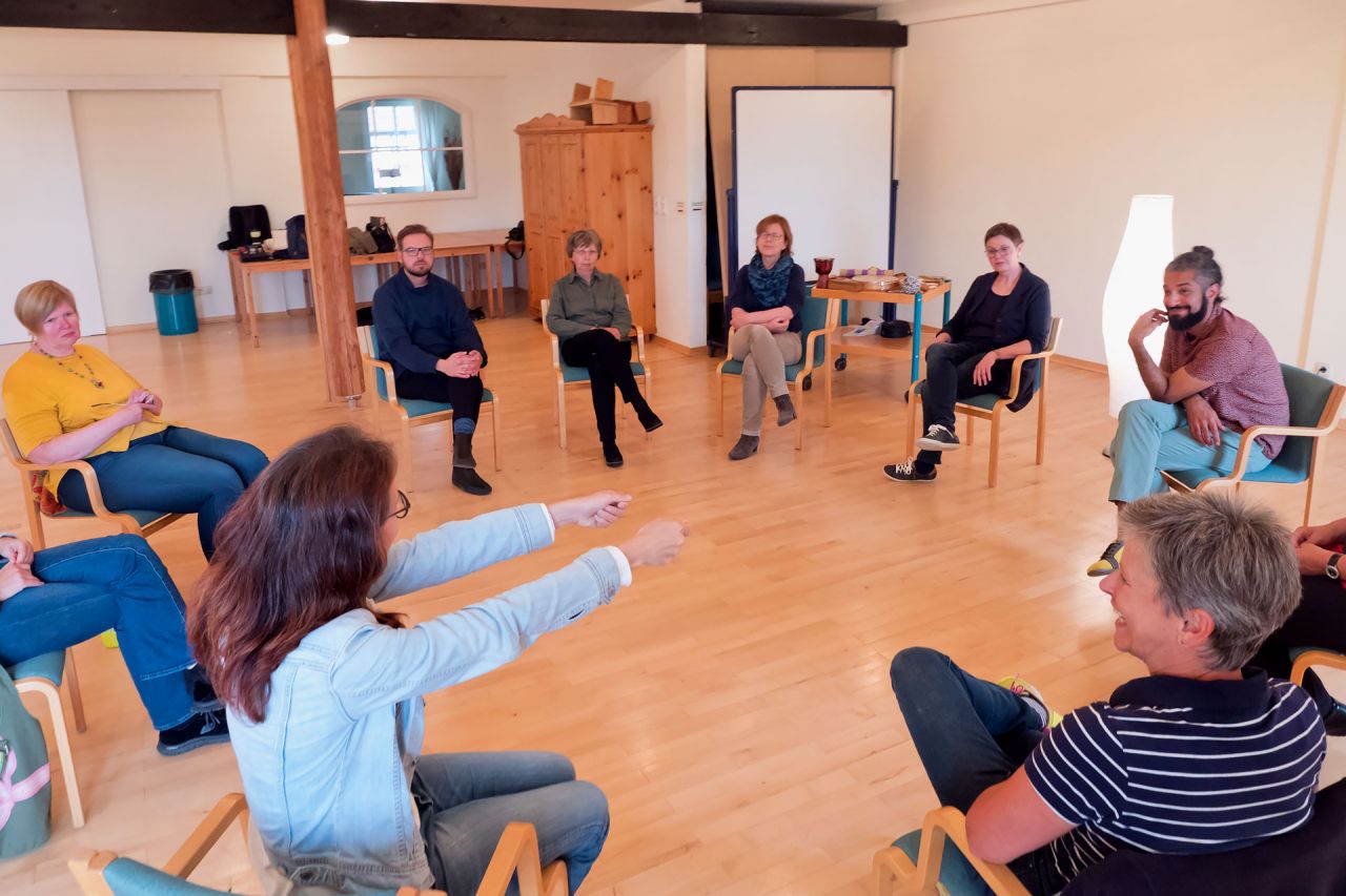Encouraging Trainer an einer Aufbauweiterbildung im Sitzkreis