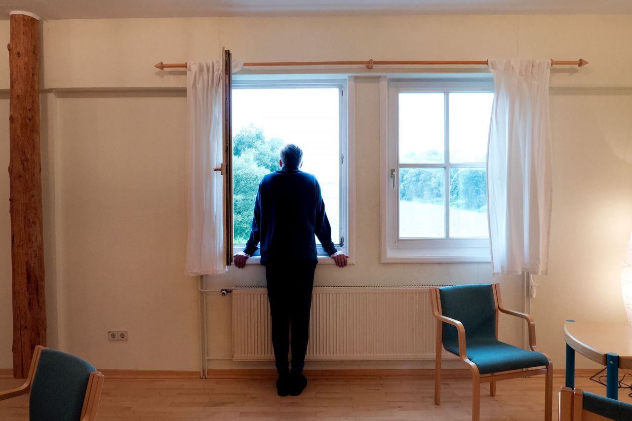 Aufbau der Ausbildung «Individualpsychologischer Berater ADI®» Mann steht am Fenster und schaut nach draussen