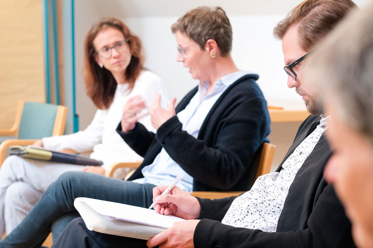 Sitzkreis in der Ausbildung «Individualpsychologischer Berater ADI®» Teilnehmende der Ausbildung «Individualpsychologischer Berater ADI®» diskutieren engagiert