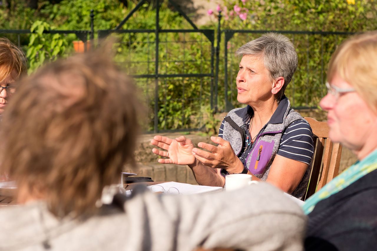 Zwei Frauen diskutieren engagiert während einem Seminar am Adler Dreikurs Institut