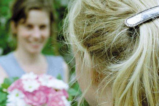 Frau mit Blumenstrauss in den Händen