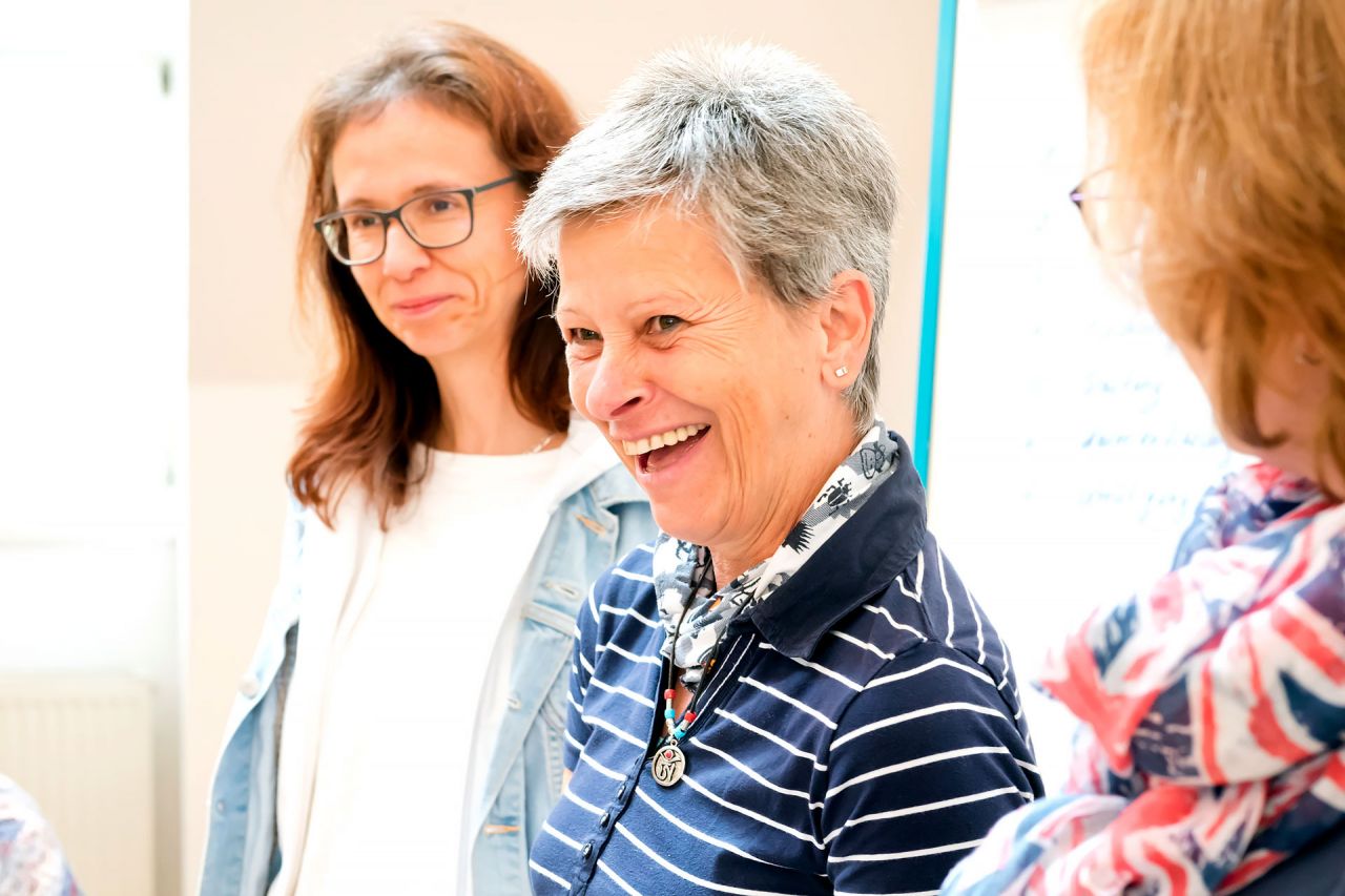 Seit über 30 Jahren macht das Adler-Dreikurs-Institut Menschen Mut Zwei Teilnehmerinnen strahlen